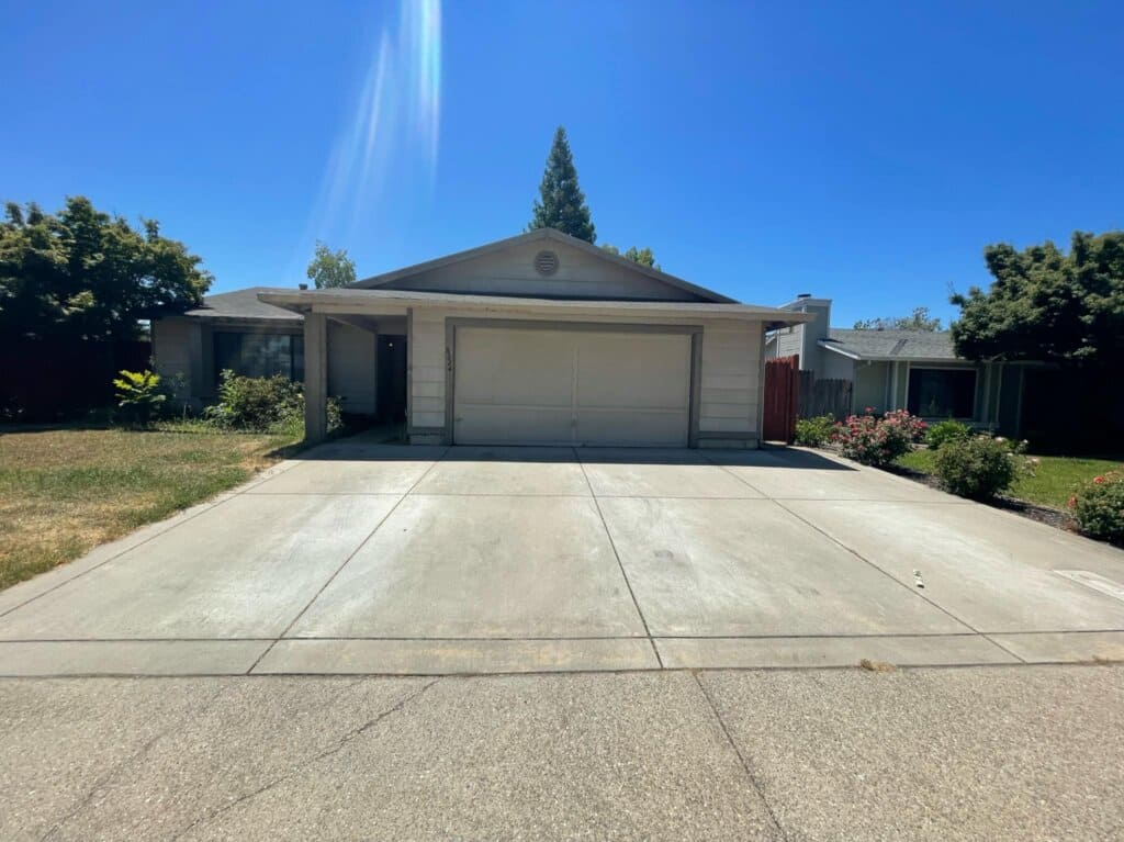 ch-front Front of Citrus Heights House. We buy houses in Citrus Heights