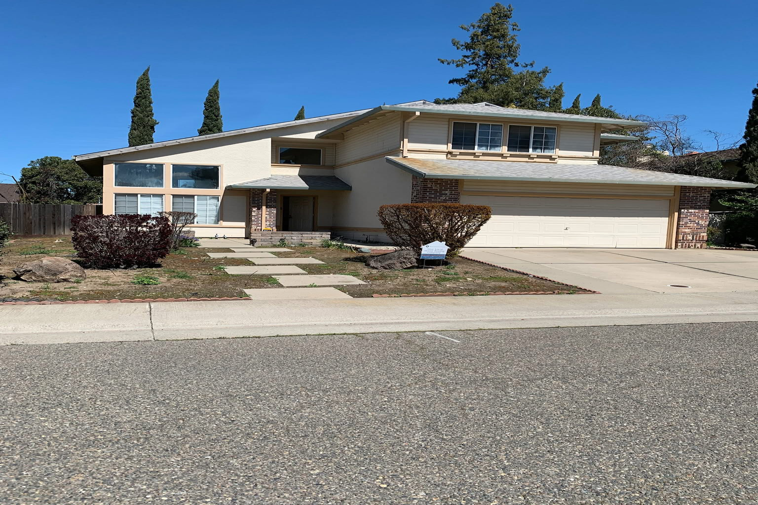 House example used to explain cash buyer and realtor selling options