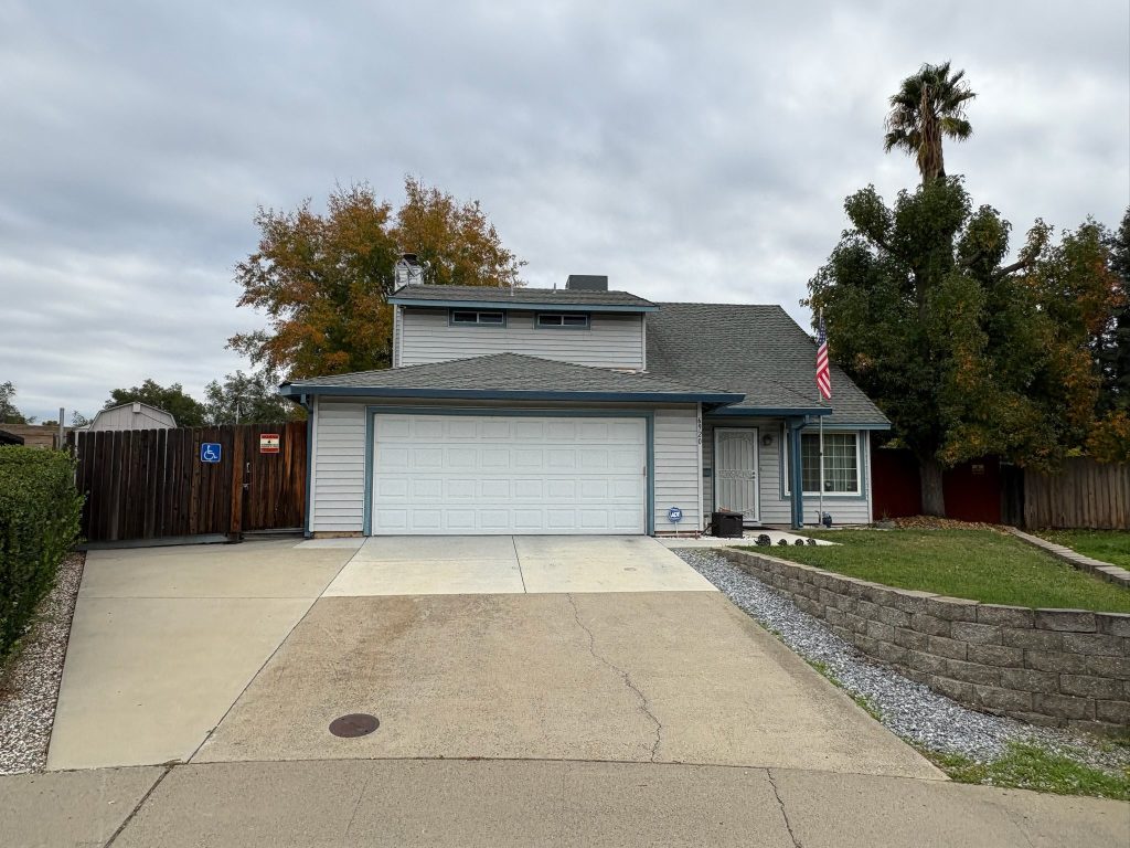 Suburban home with driveway ideal for quick cash home buyers